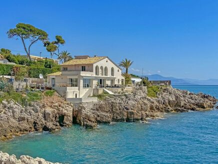 Picture of 5 bedroom villa for sale.