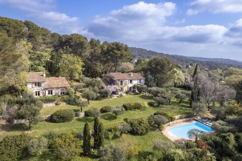 Picture of 10 bedroom villa for sale.