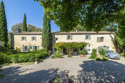 Picture of 6 bedroom farmhouse for sale.