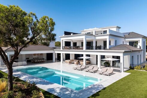 Picture of 6 bedroom villa for sale.