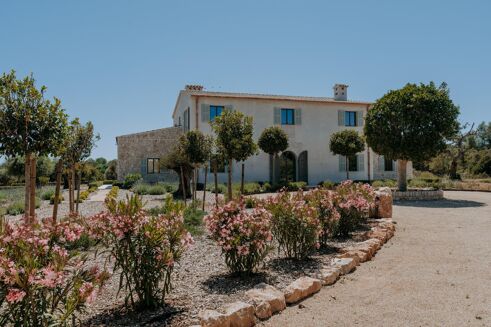 Picture of 6 bedroom villa for sale.