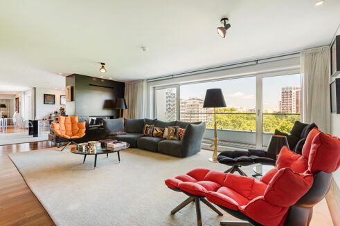 Picture of 6 bedroom apartment for sale.