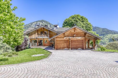 Picture of 6 bedroom chalet for sale.