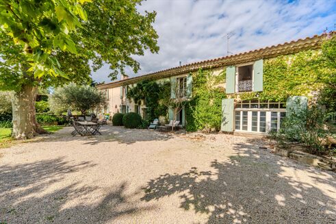 Picture of 6 bedroom farmhouse for sale.