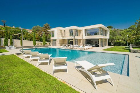 Picture of 6 bedroom villa for sale.