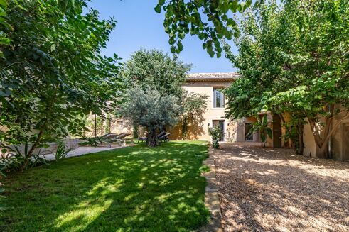 Picture of 5 bedroom house for sale.