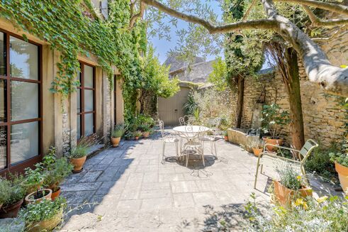 Picture of 4 bedroom house for sale.