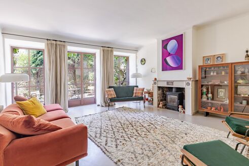 Picture of 4 bedroom house for sale.