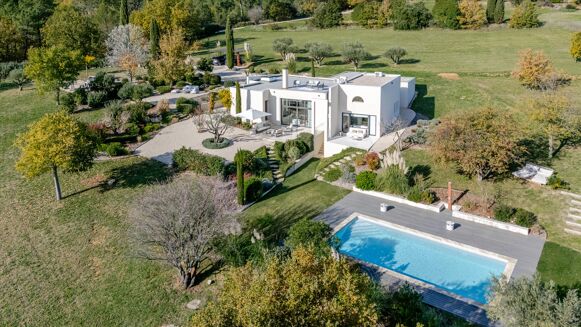 Picture of 4 bedroom villa for sale.