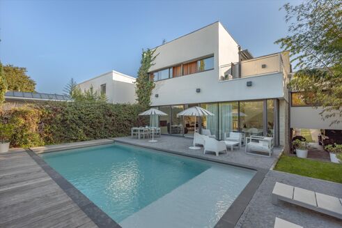 Picture of 5 bedroom house for sale.