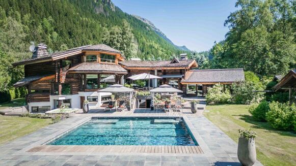 Picture of 5 bedroom chalet for sale.