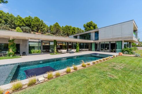Picture of 4 bedroom house for sale.