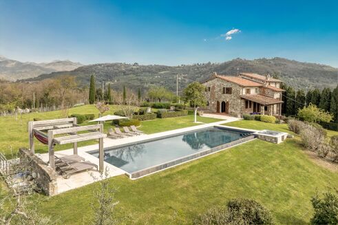 Picture of 5 bedroom villa for sale.