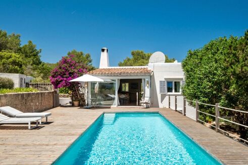 Picture of 5 bedroom villa for sale.