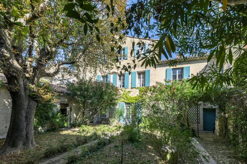 Picture of 6 bedroom house for sale.