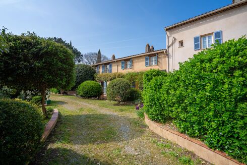 Picture of 6-7 bedroom house for sale.