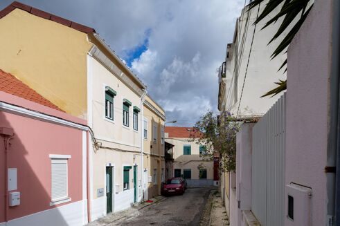 Picture of 6 bedroom house for sale.