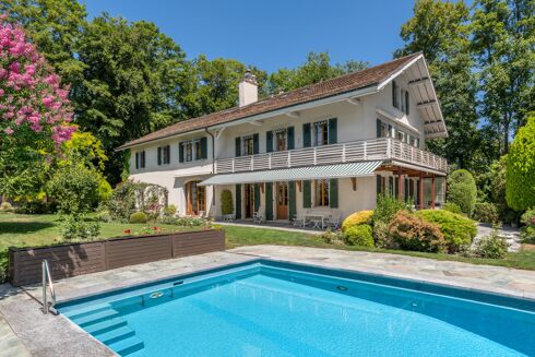 Picture of 6 bedroom house for sale.