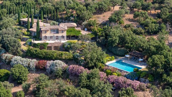 Picture of 6 bedroom villa for sale.