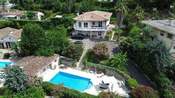 Picture of 6 bedroom villa for sale.