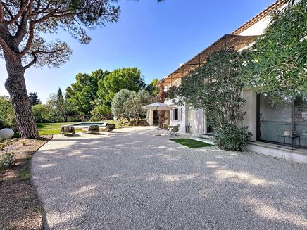 Picture of 6 bedroom villa for sale.