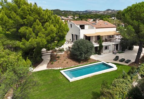 Picture of 6 bedroom villa for sale.