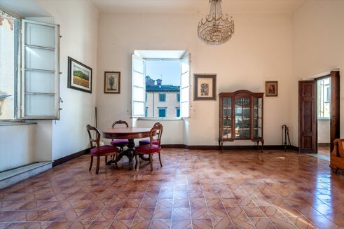 Picture of 4 bedroom apartment for sale.