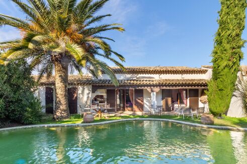 Picture of 5 bedroom villa for sale.