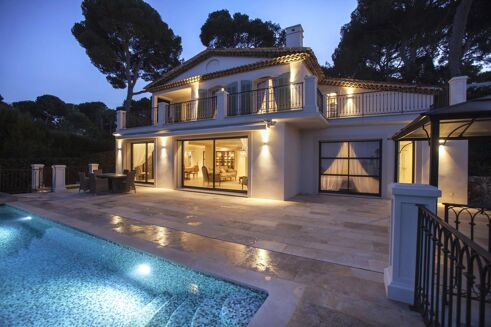 Picture of 5 bedroom house for sale.
