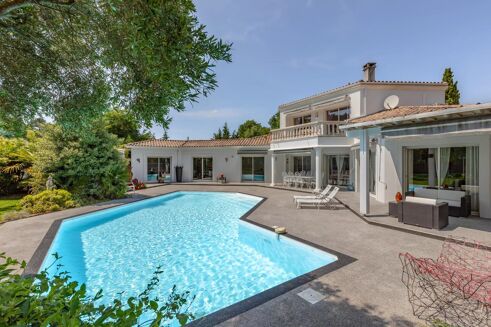 Picture of 4 bedroom house for sale.