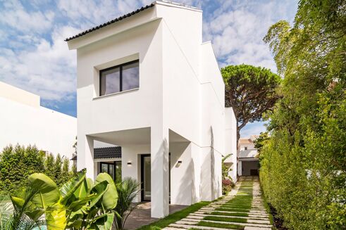 Picture of 5 bedroom house for sale.