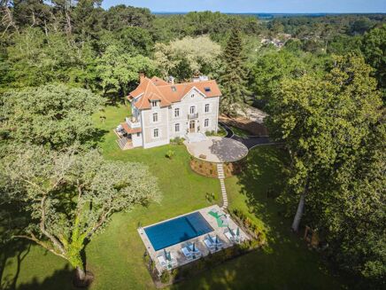 Picture of 8 bedroom house for sale.
