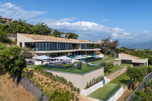 Picture of 6 bedroom villa for sale.