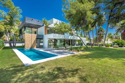 Picture of 5 bedroom villa for sale.