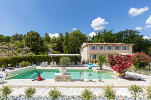 Picture of 5 bedroom house for sale.