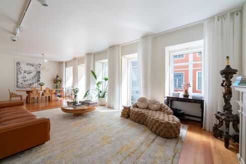 Picture of 4 bedroom apartment for sale.