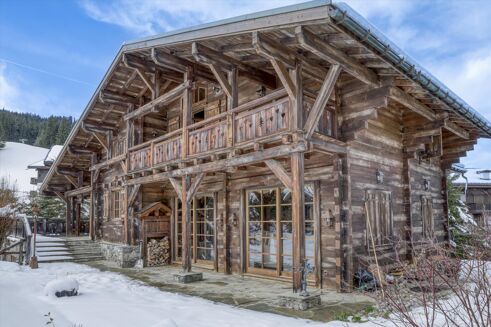 Picture of 6 bedroom chalet for sale.