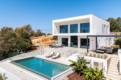 Picture of 5 bedroom villa for sale.