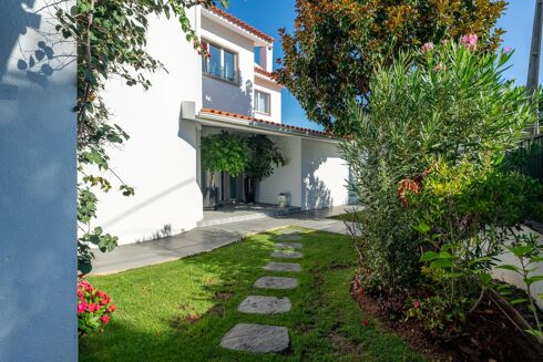 Picture of 4-5 bedroom villa for sale.