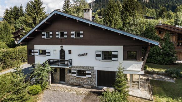 Picture of 6 bedroom chalet for sale.