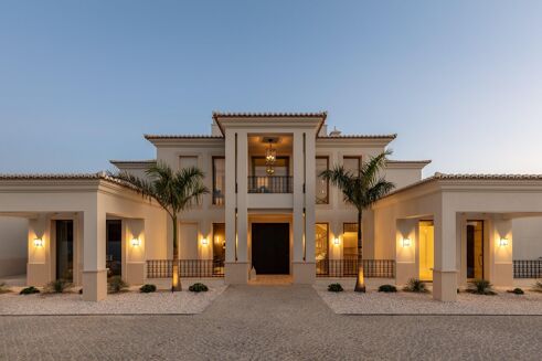 Picture of 6 bedroom villa for sale.