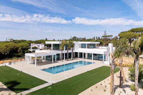 Picture of 6 bedroom villa for sale.