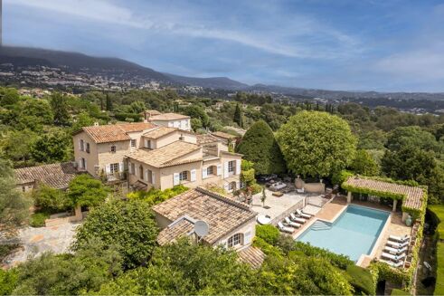 Picture of 13 bedroom house for sale.
