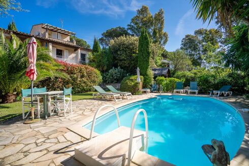 Picture of 4 bedroom villa for sale.