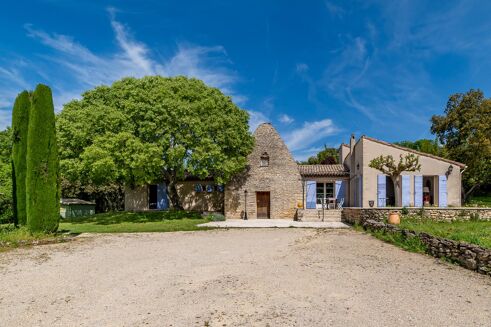 Picture of 6 bedroom house for sale.