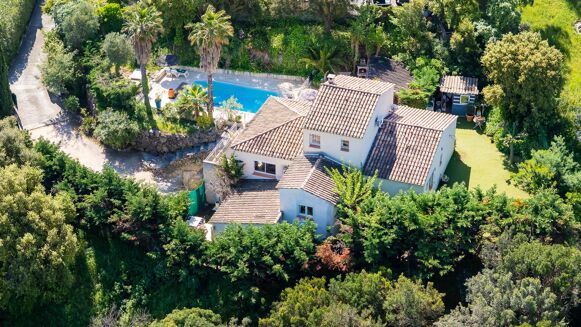 Picture of 5 bedroom villa for sale.