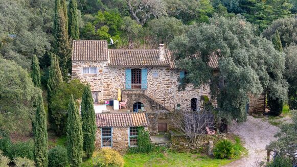 Picture of 4 bedroom house for sale.