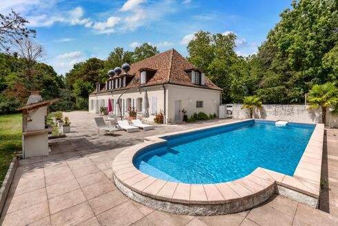 Picture of 4 bedroom house for sale.