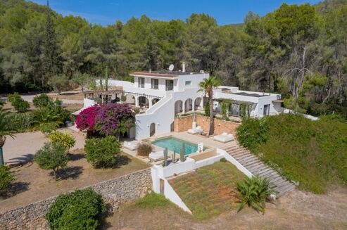 Picture of 5 bedroom villa for sale.