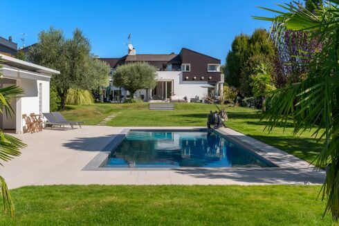 Picture of 4 bedroom villa for sale.